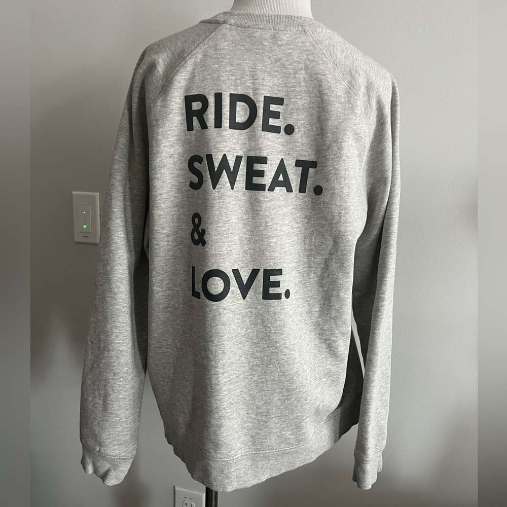 Peloton Unwind - Ride sweat and love shirt sweatshirt in a Medium